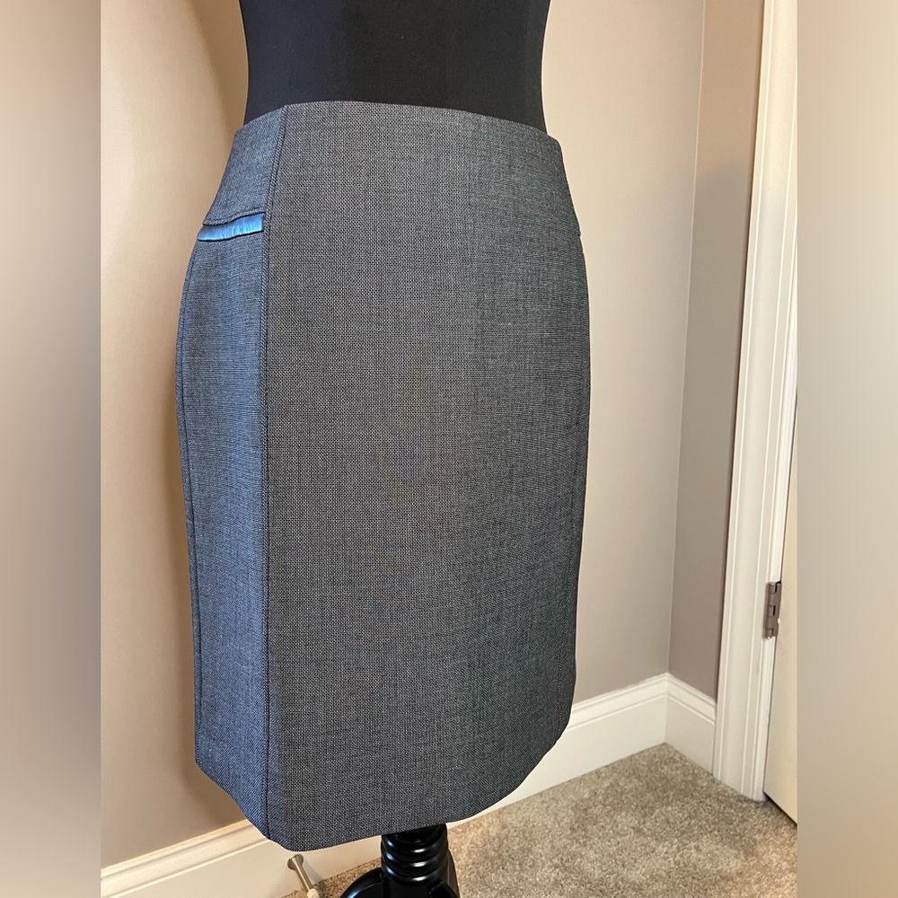 WHBM - New! Must Have skirt. Zip-up. Leather trim. Sz.6.